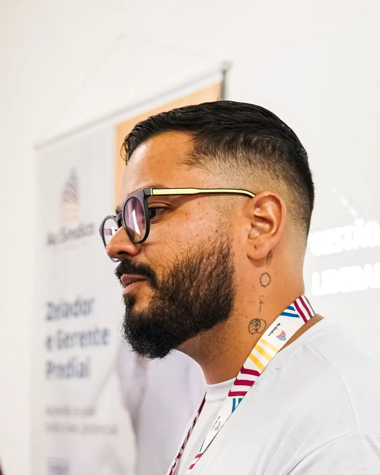 Carlos Eduardo de perfil durante uma formação para zeladores e gerentes prediais