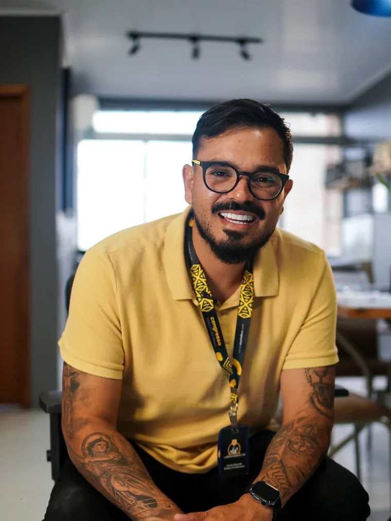 Carlos Eduardo, síndico profissional e fundador da Lidera Síndicos, sentado em um escritório