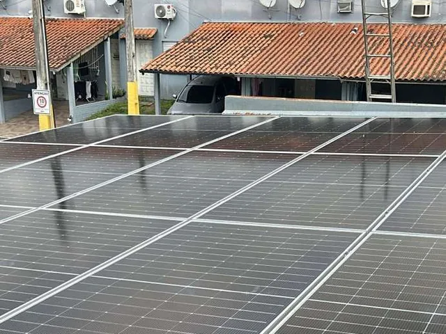Placas solares instaladas sobre a cobertura da garagem do condomínio