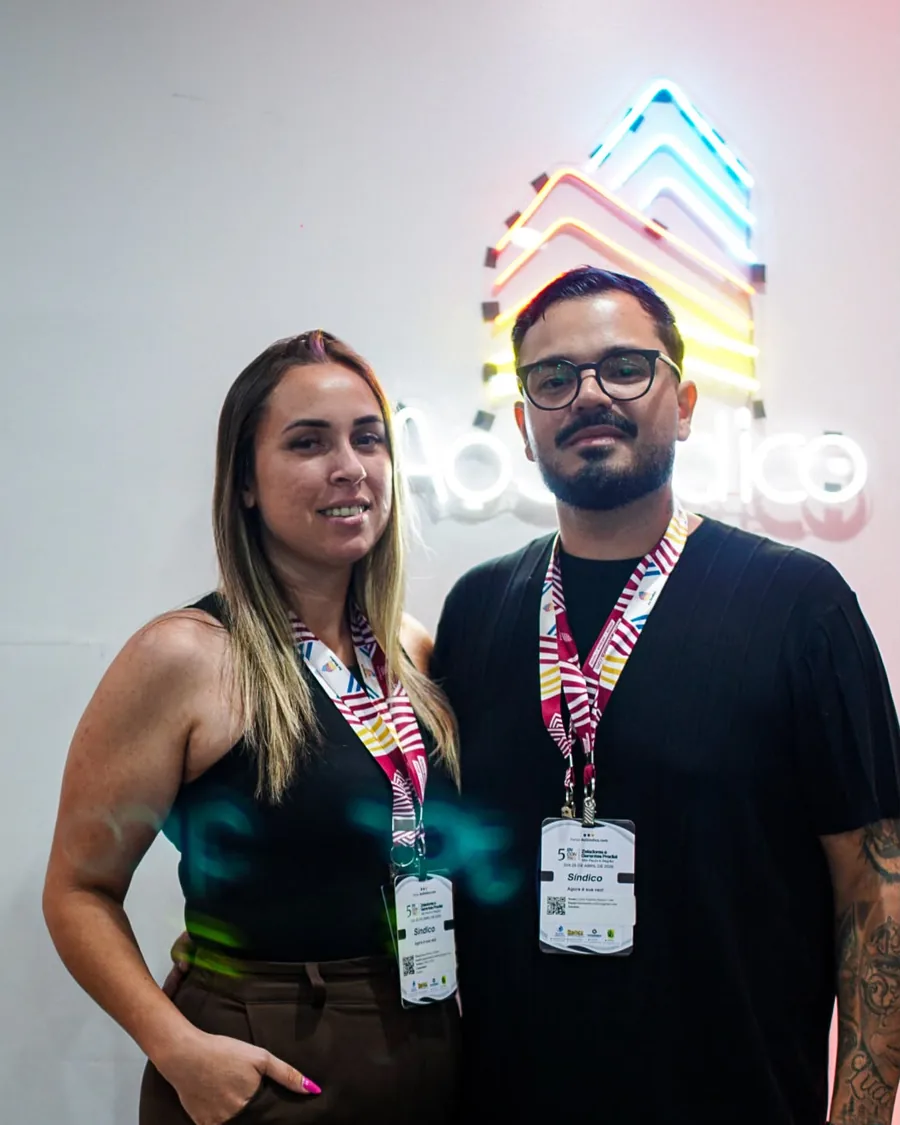 Bianca e Carlos Eduardo com credenciais de síndico em evento do Ao Síndico, em São Paulo