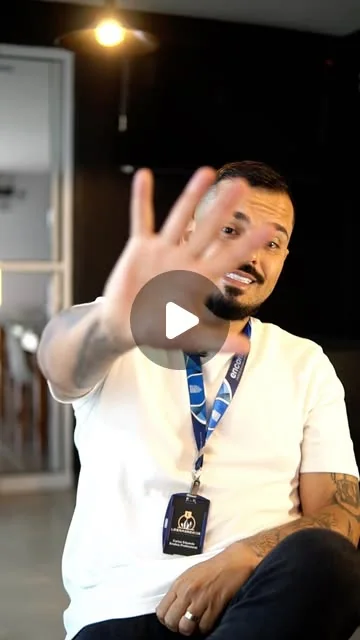 Carlos Eduardo gesticulando durante o vídeo sobre os tipos de assembleia de condomínio