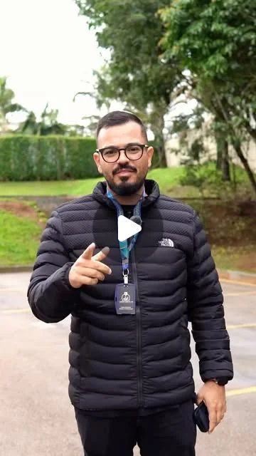 Carlos Eduardo do lado de fora, apresentando o espaço preparado para um evento