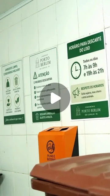 Placas novas de orientação de descarte na área de lixeiras revitalizada do Condomínio Porto Berlim