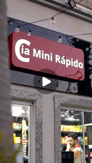 Fachada iluminada do mercado autônomo instalado na área comum do condomínio