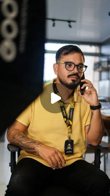 Carlos Eduardo ao telefone no escritório, durante um dia de rotina da gestão