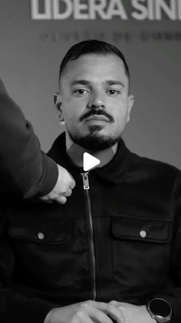 Carlos Eduardo em retrato preto e branco, no vídeo sobre o papel do síndico profissional